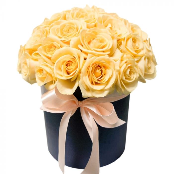 Цветы в коробке «Кремовые розы»
